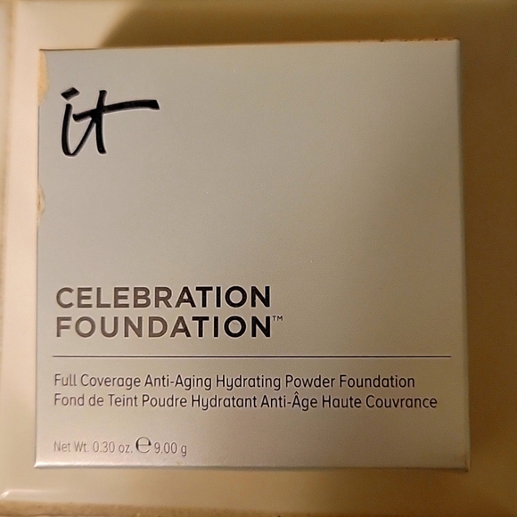 it Cosmetics Celebration Foundation - Picture 1 of 6